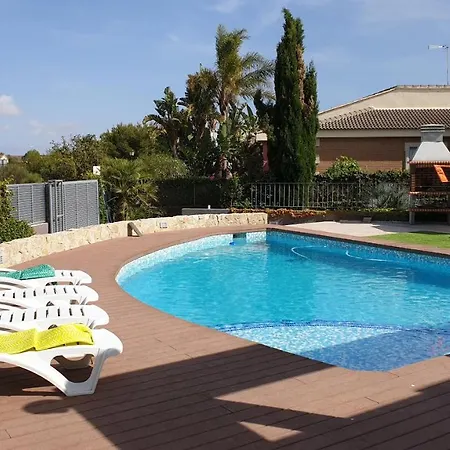 Villa Villahuerta,Es Pool And Jacuzzi, Just For Quiet People *